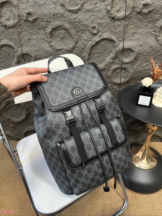The Gucci Cool Backpack is both high-end and fashionable, with a high return rate. It is a lightweight, high-capacity, and essential item for travel. Size: 29.38Cm: