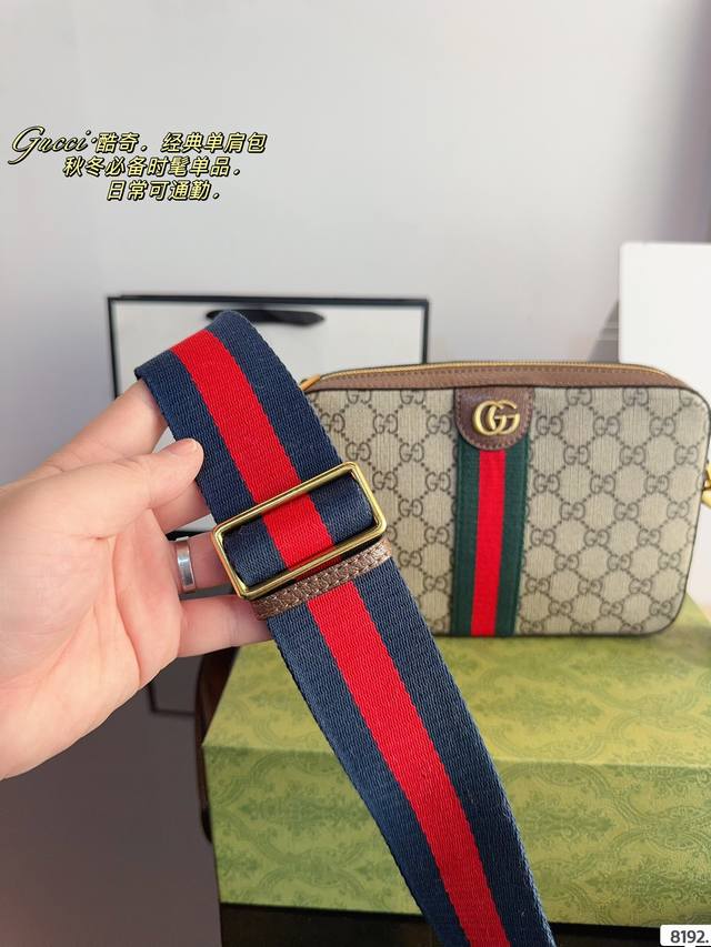 Comes with a gift box Gucci's new camera series Danning is really cool. In addition to its original elegance and retro style, it has become more fashionable and youthful. The black denim is slightly worn out. As a complete denim enthusiast, this seri
