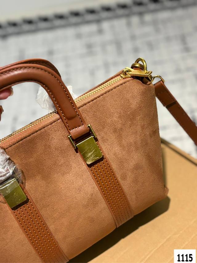 The Ysl handbag with accompanying box is a hot and stylish new item that looks great when you go out. Size 22 17