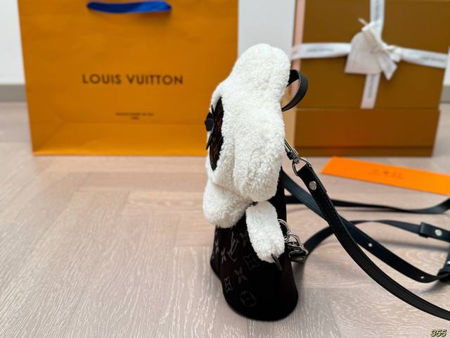 Folding Box Lv Vivienne Plush Doll Backpack Super cute vvn can be carried out on your back. It looks like a black faced little lamb, so cute. Black versatile and durable, everyone rushes and rushes. Size 15 22:
