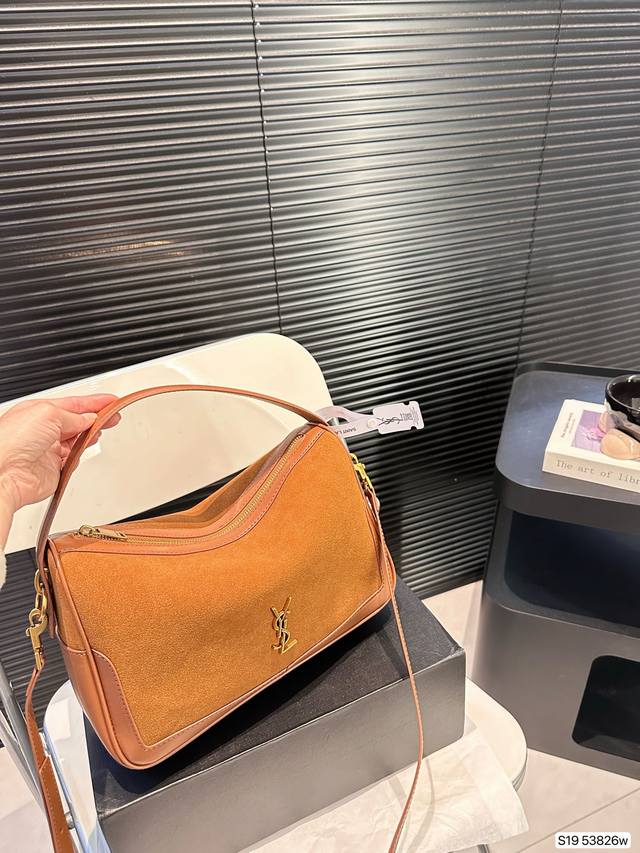 The design of the hammock with a folding box is so beautiful that it is recommended to everyone. The Camera Meal Bag_ Saint Laurent Lunch Box Bag is a spacious shoulder bag with a leather base and soft body