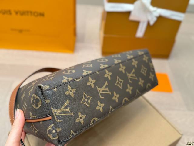 Louis Vuitton LV handbag crossbody bag minimalism, favorite retro style space, completely stress free for daily travel. Size 27 15: