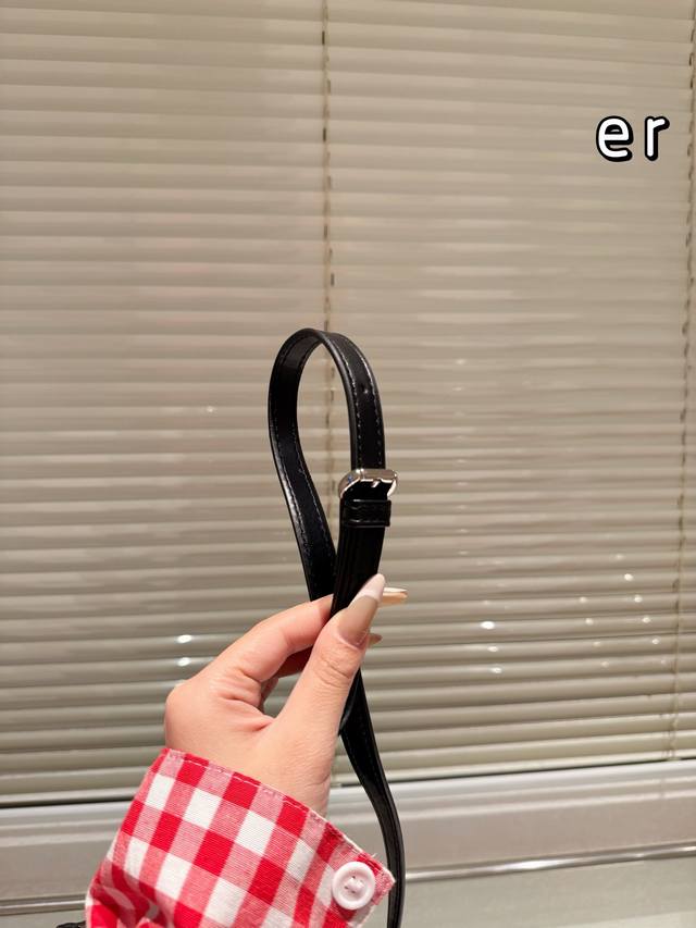 The Dior Concubine Bag Lady comes with a sheep tendon inside and is carefully crafted in sheepskin leather for a medium size design. It is paired with detachable chain shoulder straps and adjustable leather shoulder straps, making it an ideal choice