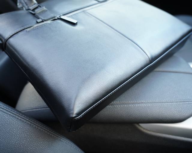 Burberry official website synchronizes high-end official document crossbody handbag, exclusively launching original single cowhide material, top-notch hardware accessories, non market ordinary goods, low-key luxury, completely non exaggerated style,