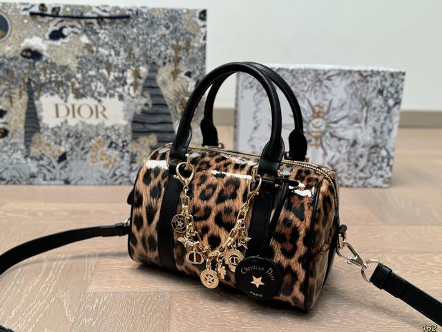 Dior's new pillow bag is durable, exquisite, and super capable of carrying capacity. It is also a must-have size for daily outings. 21 14: