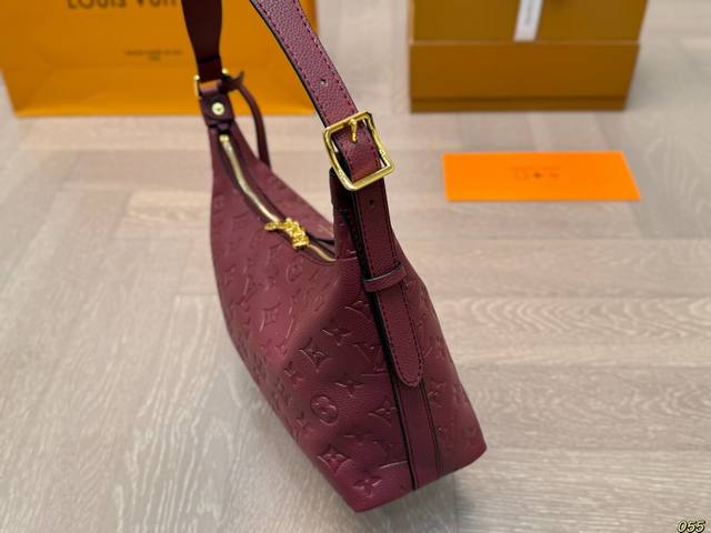Lv's new underarm handbag is a rare salt retro college style super brand with a particularly stylish upper body. It's a beautiful girl who likes it. Hold it tightly and keep it for yourself. Size: 26 17: