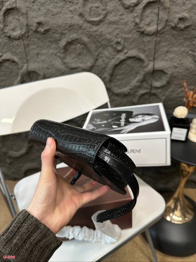 Full set of packaging for duty-free shop Ysl Saint Laurent crocodile embossed saddle bag with a million year heart effect on the upper body. Ysl hardware logo with crocodile embossed exquisite retro feeling overflowing on the screen. Chen Qiao'en's s