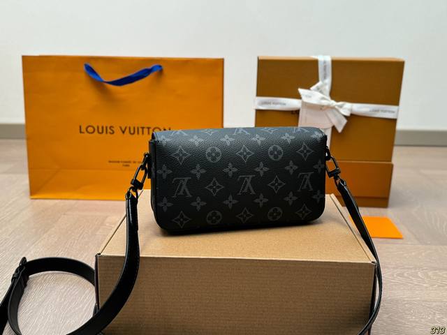 The airplane box chip version Lvmonsuri crossbody messenger bag is the latest spring and summer Montsouris series men's small shoulder bag. The square and long bag shape has a bit of a baggy smell. The overall All Black design is really cool: