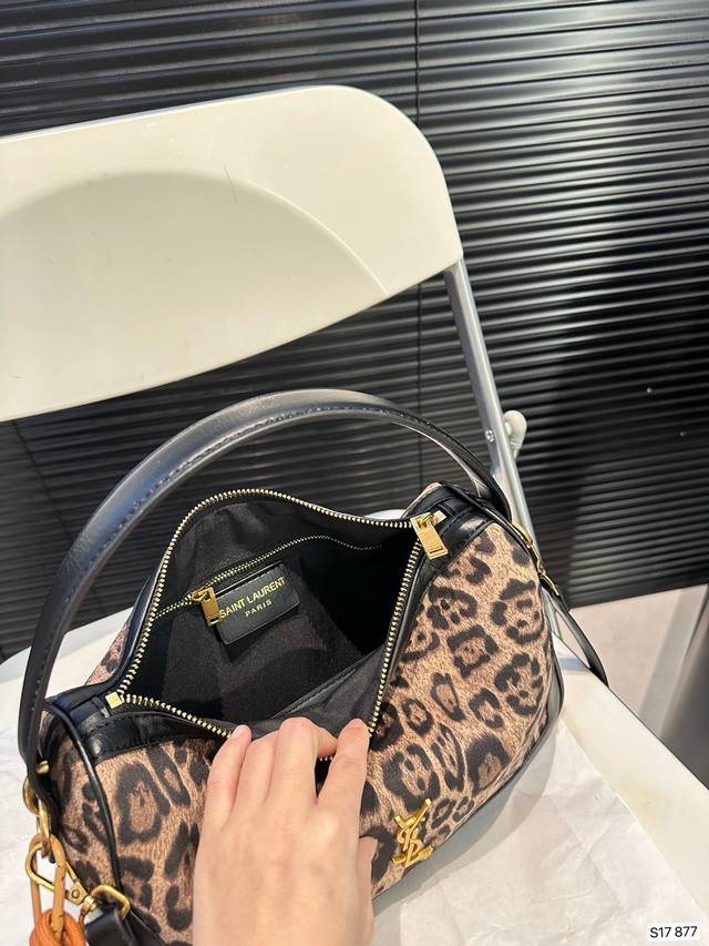 Paired with a box, the Saint Laurent handbag is a hot and stylish new item that looks great when you go out. Size 28 20 item number has been redesigned 877