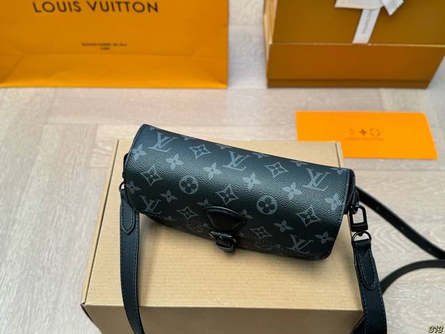 The airplane box chip version Lvmonsuri crossbody messenger bag is the latest spring and summer Montsouris series men's small shoulder bag. The square and long bag shape has a bit of a baggy smell. The overall All Black design is really cool: