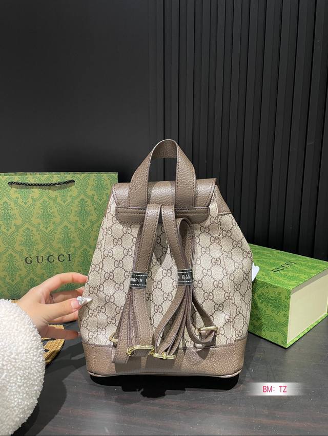 Gucci imported large capacity PVC ultra high definition hardware logo from Taiwan, with a dedicated inner lining for traveling. Search for Gg backpack size: 24 * 28: