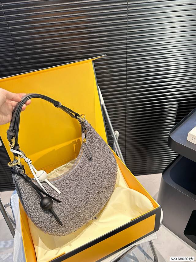 The logo metal design at the bottom of the large folding box Fendi half moon bag lamb wool armpit bag is really amazing. It's high-end, full and not boring! Size: Large 29 17 Item number Large 680201: