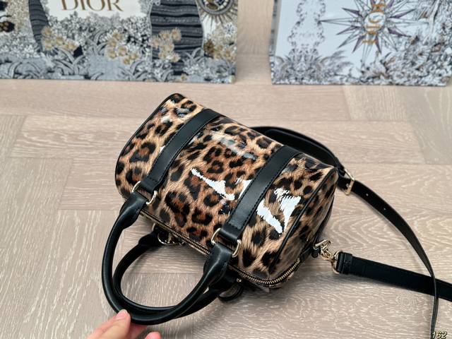 Dior's new pillow bag is durable, exquisite, and super capable of carrying capacity. It is also a must-have size for daily outings. 21 14: