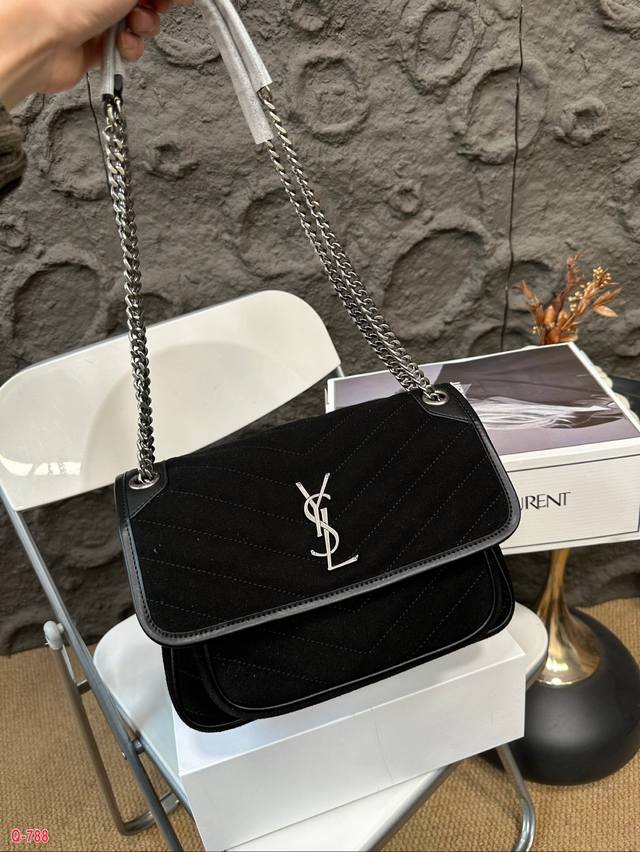 The full set of packaging for duty-free shops measures 25.20cm in size. Ysl messenger bag is made of frosted leather, which is highly popular this year. The Saint Laurent flip messenger bag is recommended for self preservation. The YSL Niki counter h