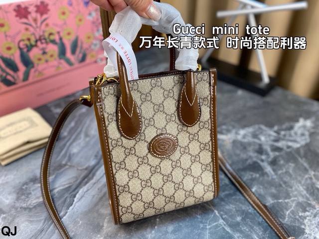 You can buy a Gucci Mini Tote music score bag again with the full packaging! The classic double G pattern has a very elegant feeling!! Unisex! A stylish and concave design that looks super good, the same as a celebrity! Size: 1: