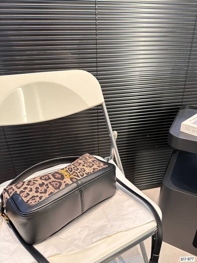 Paired with a box, the Saint Laurent handbag is a hot and stylish new item that looks great when you go out. Size 28 20 item number has been redesigned 877