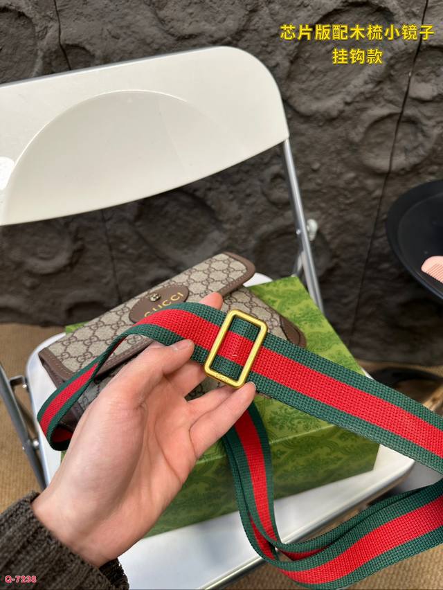 Paired with a folding box, Gucci Cool 24 new four button hook style tiger head waist bag versatile Marmont Cool Tiger head printed shoulder bag slanted women's bag is so beautiful that it is beyond control. This year, it is leading the fashion trend