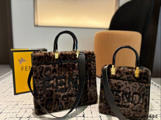 The large size is 34.29 and the small size comes with a folding box size of 22.22. The Fendi plush tote bag, with its furry elements, instantly becomes soft and gentle. Autumn and winter are perfect for carrying plush bags! Not only hands:
