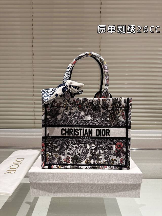 Original embroidery 215 190 Dior jacquard tote bag with inner lining Dior Book Tote. This year's favorite shopping bag Tote is the bag I use the most times because of its super large capacity. No matter what: