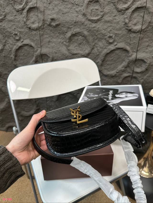 Full set of packaging for duty-free shop Ysl Saint Laurent crocodile embossed saddle bag with a million year heart effect on the upper body. Ysl hardware logo with crocodile embossed exquisite retro feeling overflowing on the screen. Chen Qiao'en's s