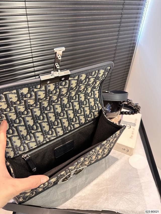 Dior Montaigne Classic is a fabric bag with timeless embroidery craftsmanship. The exquisite square shape of the bag is simple and atmospheric, suitable for both men and women. It is elegant, fashionable, casual, handsome, practical, and fashionable.