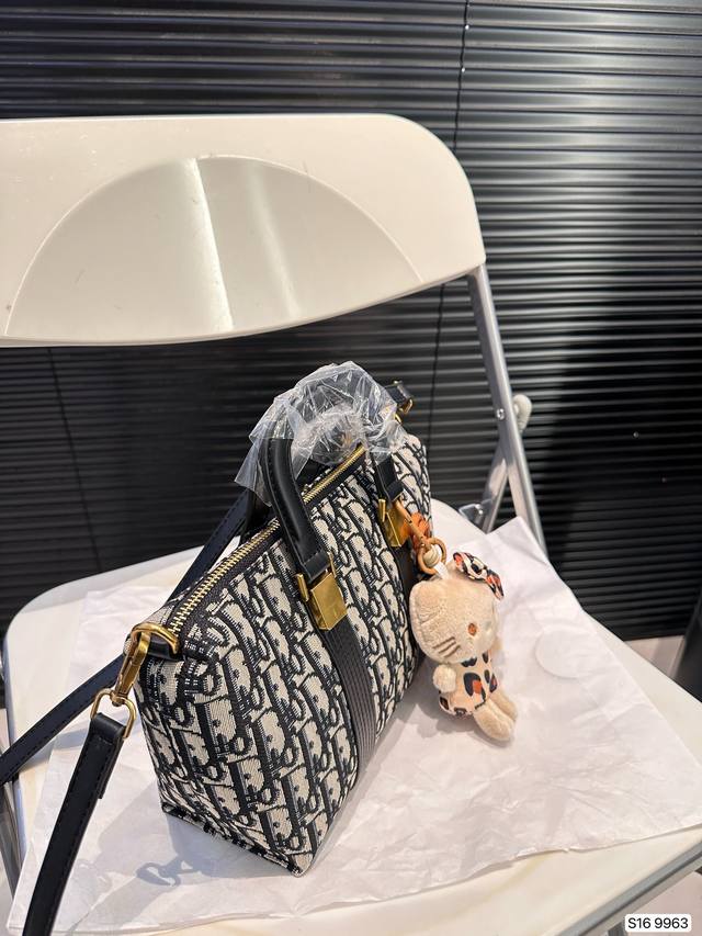 Paired with a box, the Dior handbag is a hot and trendy new item that looks great when you go out and grab it. Size 22 17, item number 9963, has been redesigned