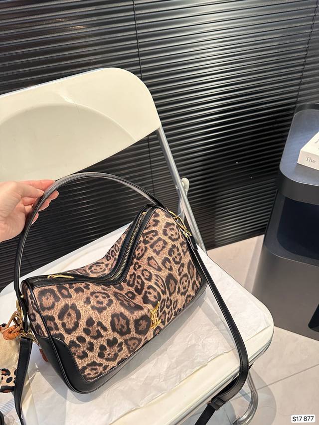 Paired with a box, the Saint Laurent handbag is a hot and stylish new item that looks great when you go out. Size 28 20 item number has been redesigned 877