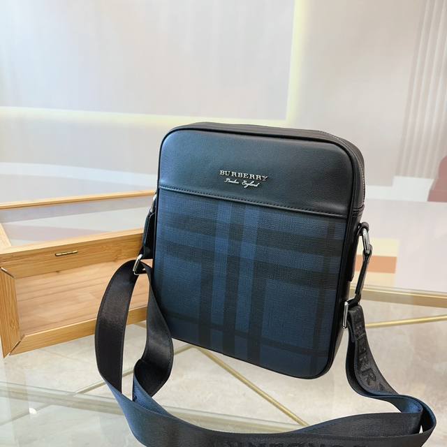 Burberry's latest men's briefcase has strong practicality, exquisite craftsmanship, high-end atmosphere, and a casual and generous size: 23 26