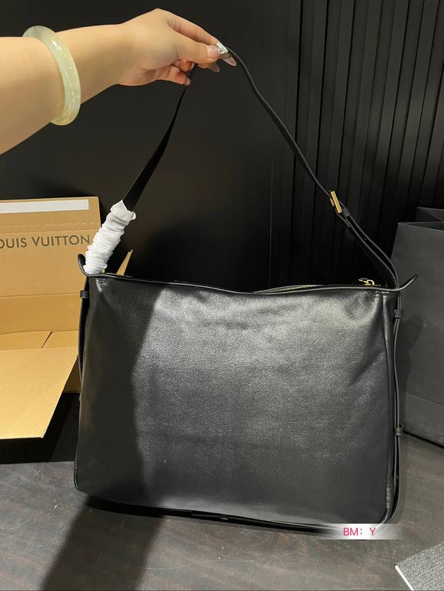 Cowhide Ysl Saint Laurent armpit bag is very textured cool and cute is a must for every girl who pursues beauty Size 40 * 30