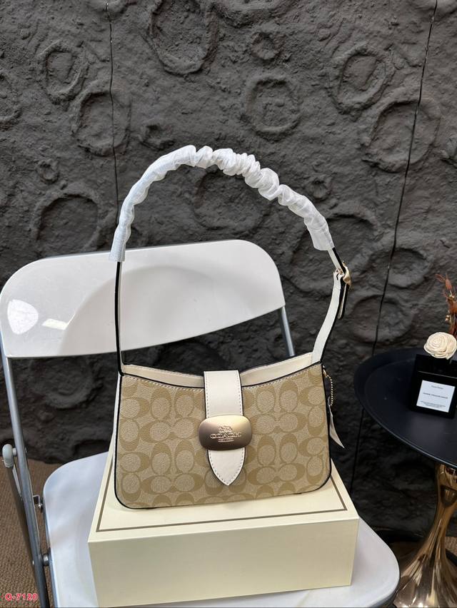 Paired with a folding box, Coach under the armpit amplifies the trick! The new Eliza series is really amazing! The minimalist design is truly eye-catching! The color is simple yet elegant, full of fashion sense, easy to match to create a sense of fas