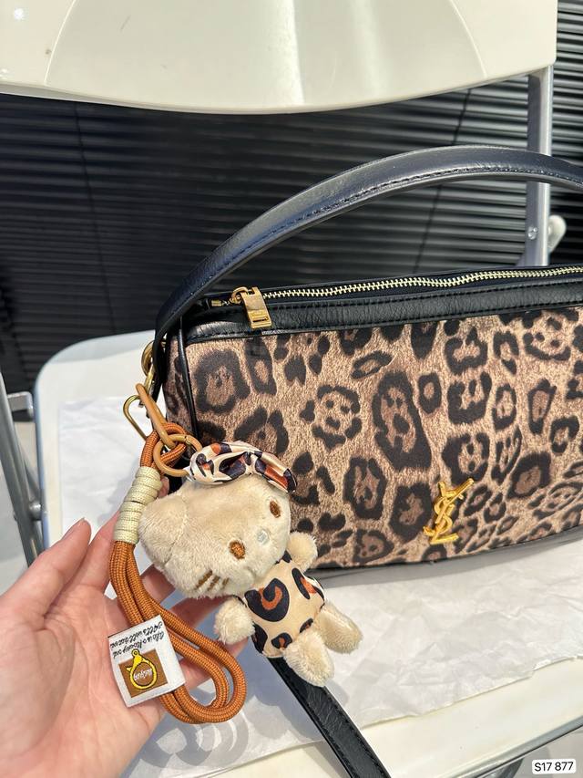 Paired with a box, the Saint Laurent handbag is a hot and stylish new item that looks great when you go out. Size 28 20 item number has been redesigned 877