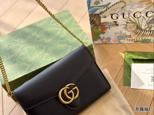 I had a huge conflict between the Gucci Wine God mini and the WoC, and finally decided to buy a slightly larger one!! At first glance when I came back, I didn't think I made the wrong choice. The stir fried chicken stick has a large capacity and high