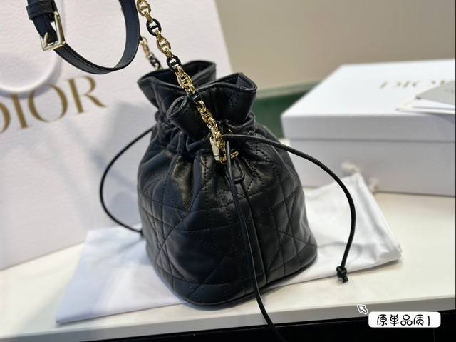 The front of Dior's new product comes with a vintage gold finish metal CD logo, paired with a drawstring compartment for storing various daily items. Paired with an adjustable chain shoulder strap adorned with leather straps, it can be carried, slung