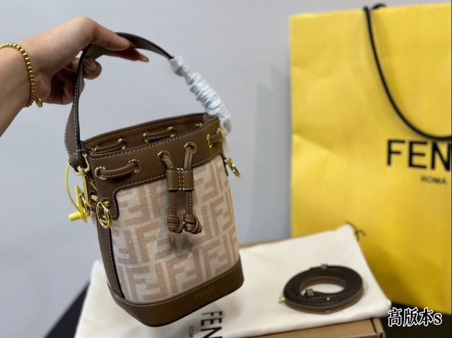Folding Box | Fendi Mon Tresor Small Bucket Bag In the Milan Fashion Week street photography, the most frequently carried bag by fashionistas is probably this Fendi bucket bag. Equipped with drawstring and fend metal emblem: