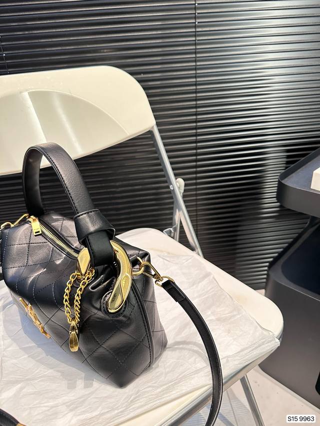 Paired with a box, the Saint Laurent armpit bag is a hot, cool, and sweet new style that looks great when you go out. Size 27 14, item number changed to 9963