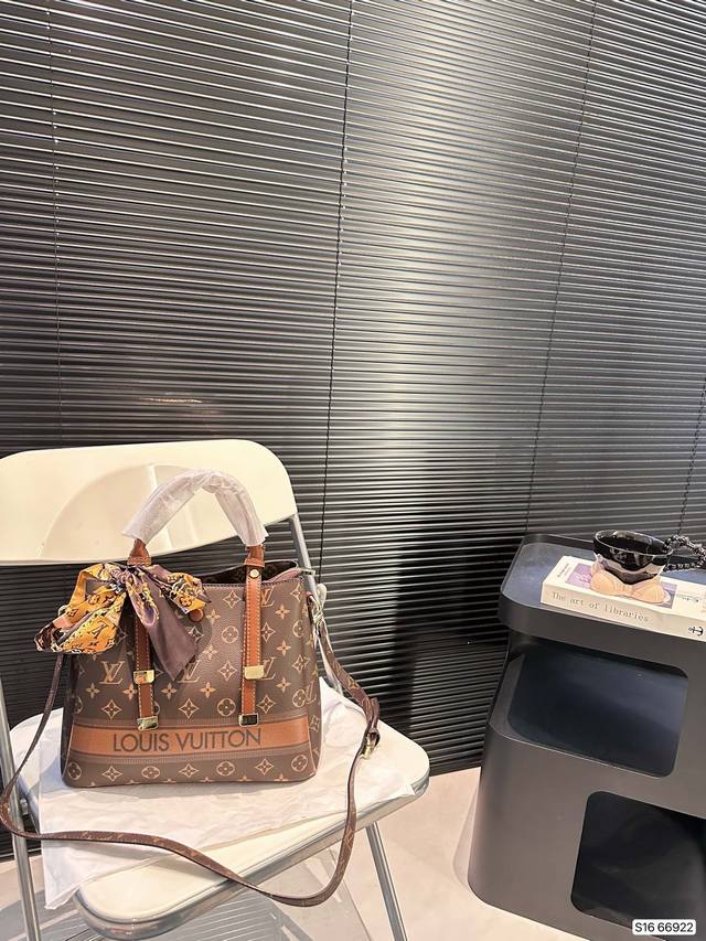 The Lv bucket bag is really simple. The more you look at it, the better it looks. The capacity is very touching and easy to hold daily carry on items. Size: 28 23, item number 66922. Revision: