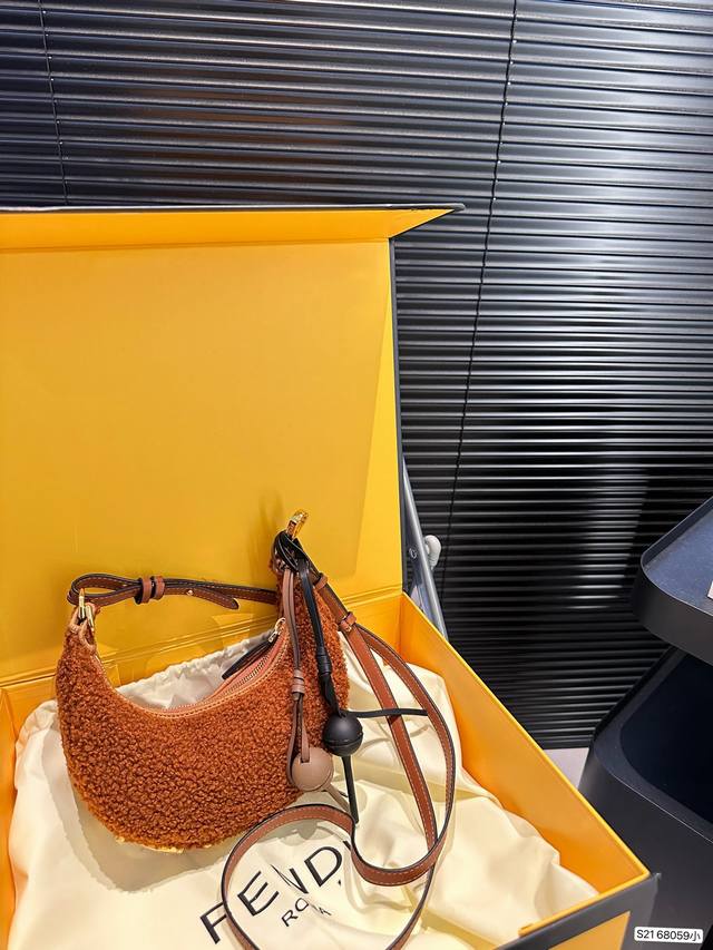 The logo metal design at the bottom of the Fendi Half Moon Bag and Lamb Hair Wrist Bag, which comes with a folding box for a small size, is really amazing. It's high-end, full, and not boring! Size: Small size 20 10 Item number Small 68059: