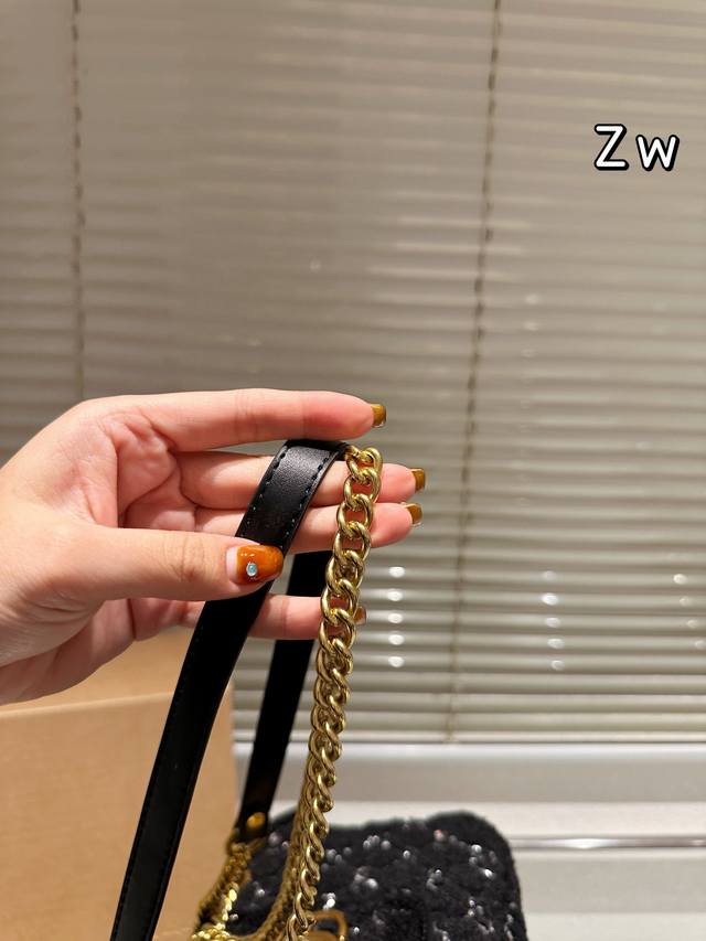 Gucci 27Cm Gold Velvet Gucci Velvet Marmont This product is absolutely amazing. It looks great in real life and I don't know how to describe it. It can be said to be super personalized yet super easy to carry! Size 27cm complete gift box packaging: