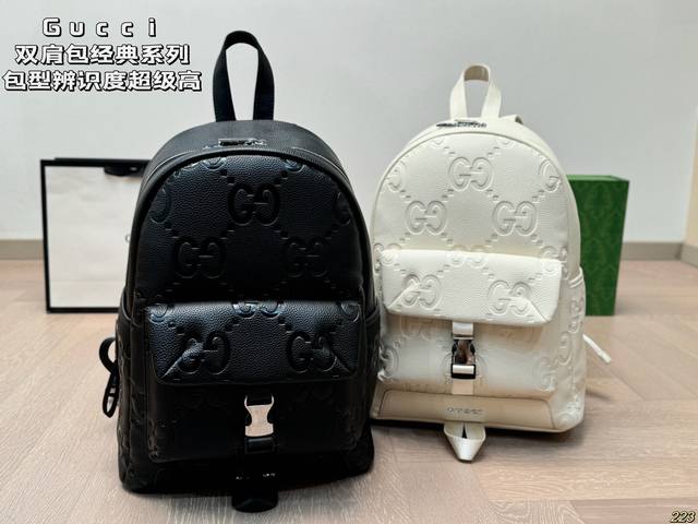 The Gucci Kuqi Backpack Super Classic Series features a unique and highly recognizable bag design that maintains a vintage vintage feel while maintaining a modern fashion style. Size 28 42:
