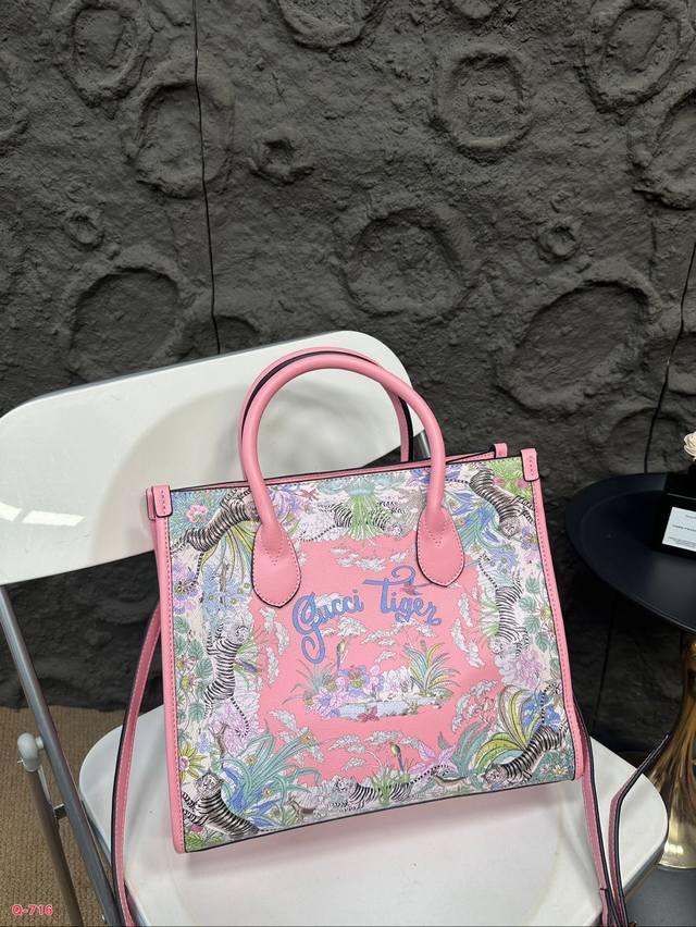 The texture of the Kuqi Gucci tote bag is very high-end, the capacity is super large, and it is also very durable. When carrying it on the street in daily life, it has a 100% return rate, which is this casual and lazy feeling. Size 32.27cm: