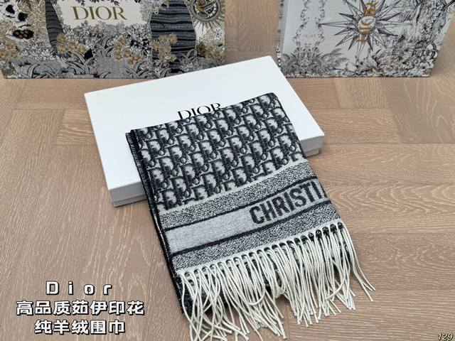Paired with Dior Ruyi printed pure cashmere scarf, this high-quality and artistic scarf exudes a strong sense of luxury in capital letters. It doesn't take up space to carry and won't tire you out even after being surrounded for a long time. Don't ru