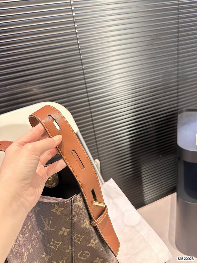 The Lv Bucket Bag is really simple, the more you look at it, the better it looks. The capacity is very touching and easy to hold daily carry on items. Size: 25 27 item number 20026, revised