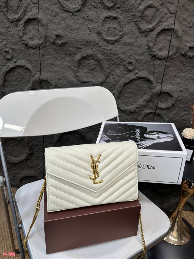 The full package of duty-free stores is the St. Roland ysl Woc envelope package. It's a well deserved entry classic. Super dry resistant leather. This leather is really one of my favorite leather. It's not afraid of scraping the leather texture, but