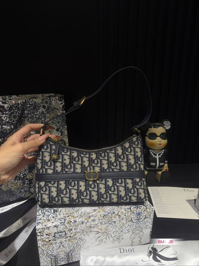 Paired with a folding box, Dior Crescent Underarm Bag, D Home Hobo Underarm Bag. The newly released Hobo is very cute! It's really low-key but inadvertently shows a sense of luxury! It feels very comfortable to carry! Size: 23 13: