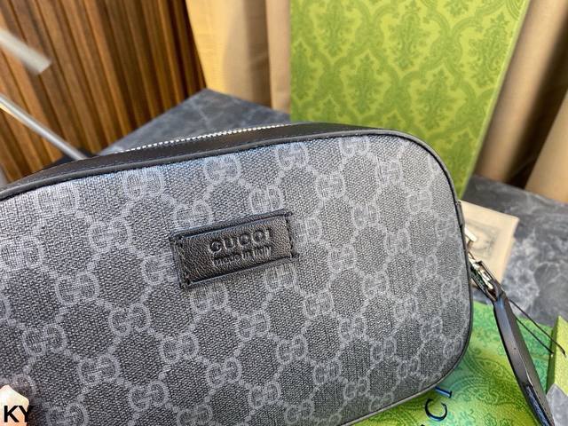 The Gucci camera bag comes with a full set of packaging and looks really good. The Gg Supreme material is full of fashion sense, and the red and blue nylon striped webbing and the black and gray brand logo pattern presented with ingenuity complement