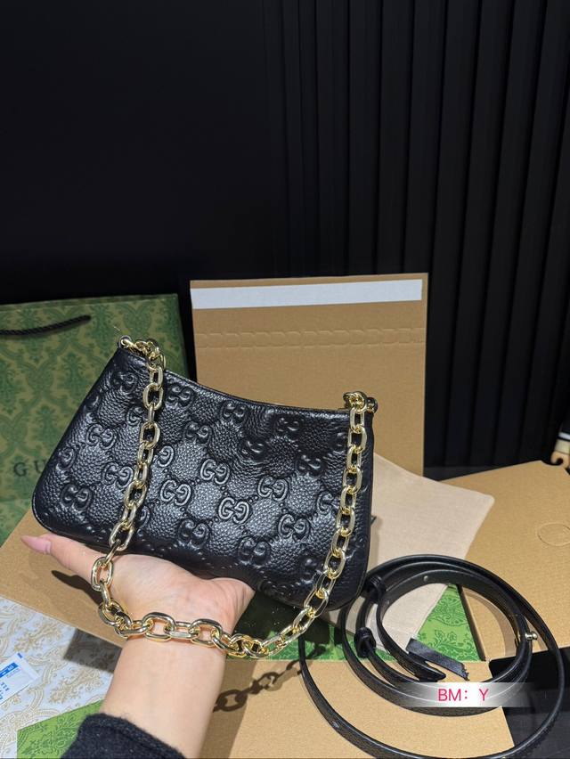 Paired with a foldable gift box, this cool underarm bag not only has a charming appearance but also a pleasing space. It is versatile and easy to carry all year round, making you instantly fashionable and refined. Gucci underarm bag, chain strap, hor