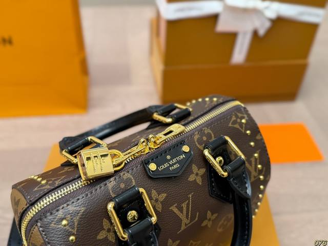 Folding box Lv old flower pillow bag is durable, exquisite, and super capable of holding capacity. It is also a must-have size for daily outings. Size 20 14: