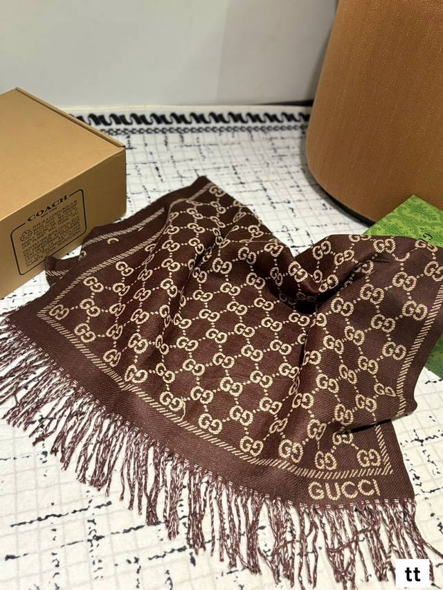 Comes with a gift box The most gentle color scheme of Gucci scarf is a cashmere scarf with a great atmosphere. Don't you want to order such a beautiful scarf now