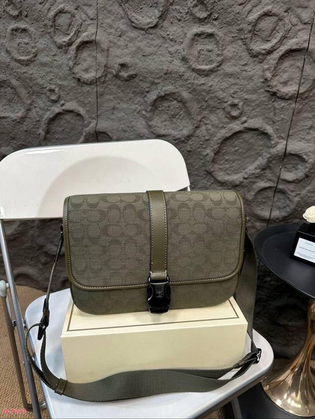 Paired with folding box, Coach League messenger bag, shoulder bag, crossbody bag, versatile and fashionable new messenger bag. Recommended size: moderate, simple, atmospheric, classic, versatile and timeless. Size: 28.20cm