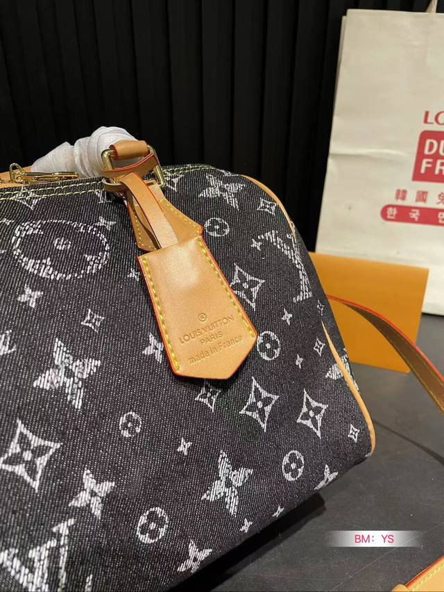Comes with a folding gift box Lv, a vintage denim pillow bag with a perfect size of 25. It looks really fragrant on the upper body when you open the box. I want to say that the actual product I saw looks better than the photo, and the shoulder strap